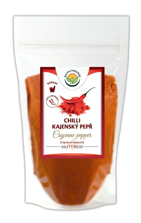 Záber na mleté kajenské korenie a sušené chilli papričky