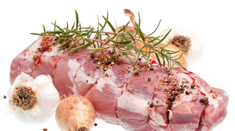 baranie mäso v rosole na tanieri