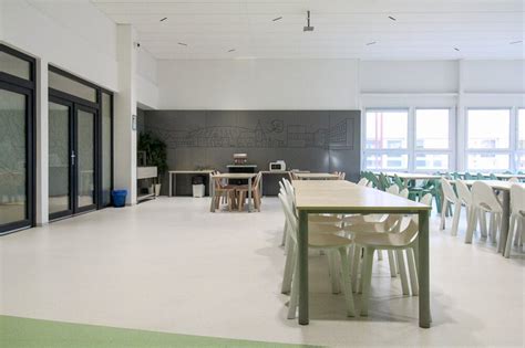 Školská jedáleň - interiér s jedálenskými stolmi a stoličkami