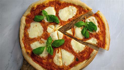 Talianska pizza s čerstvou mozzarellou a bazalkou