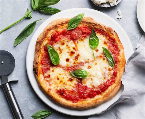 Tradičná neapolská pizza s čerstvými surovinami