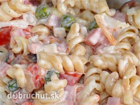 Rôzne jedlá s mäkkou salámou: cestovinový šalát a pizzovníky
