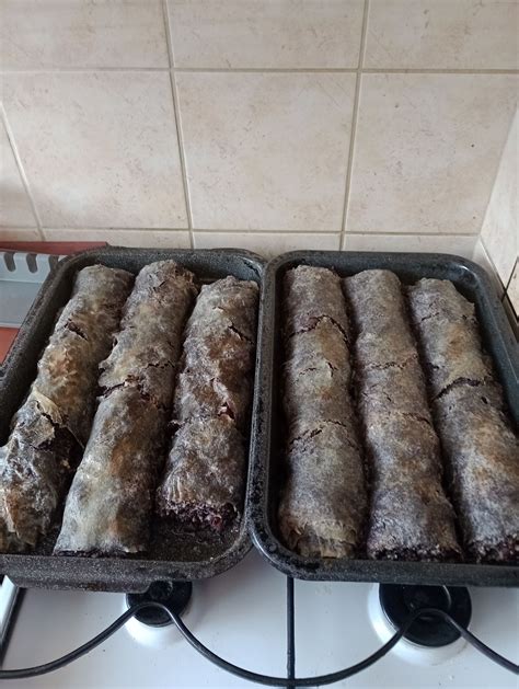 Pohľad na práve upečené záviny na plechu