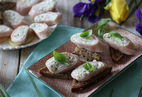 Toast s moravským údeným mäsom a chrenovým dresingom
