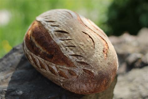 Štruktúra nakrojeného kváskového chleba s detailom na kôrku a striedku