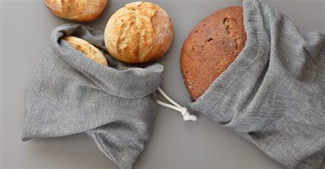 Ilustrácia rôznych spôsobov skladovania chleba - ľanové vrecúško, bavlnená utierka, zamrazený chlieb
