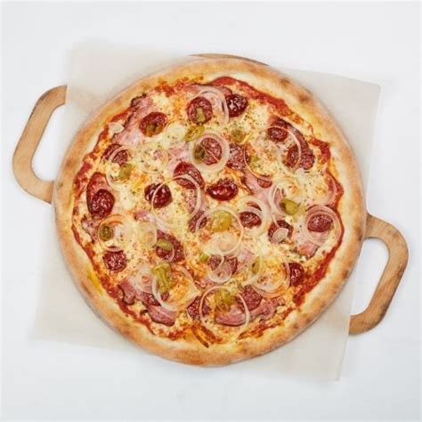 Slovenská gazdovská pizza s bohatou oblohou