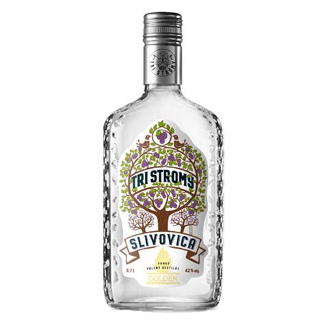 Rôzne fľaše bieleho alkoholu (pálenka, vodka, slivovica)