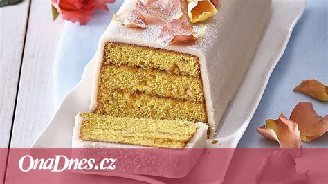 Marcipánový chlebíček s lupienkami na sviatočnom stole