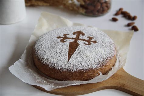 Tradičný španielsky mandľový koláč Tarta de Santiago