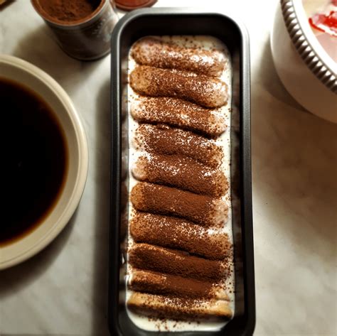 Tiramisu batôžky z palaciniek, posypané kakaom