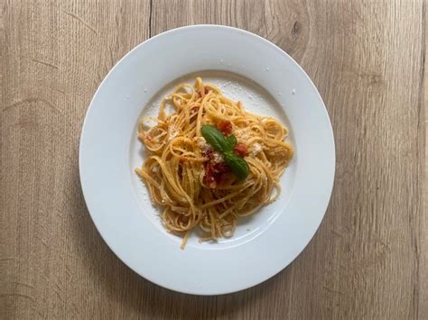 Základné ingrediencie talianskej kuchyne (olivový olej, paradajky, bazalka, parmezán)