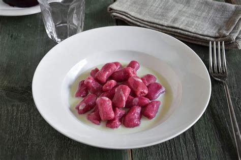 Cviklové gnocchi s maslovou omáčkou a šalviou