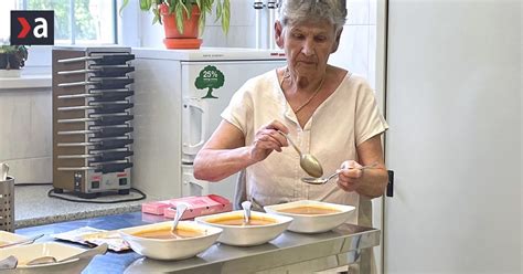Darina Matyášová pri práci na vývoji polievok