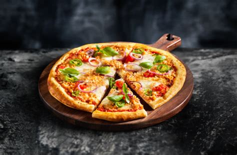 vegánska pizza s čerstvou zeleninou a rastlinným syrom