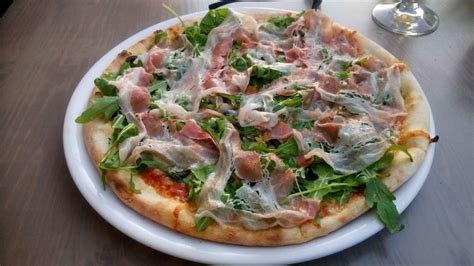 interiér modernej pizzerie v Štúrove