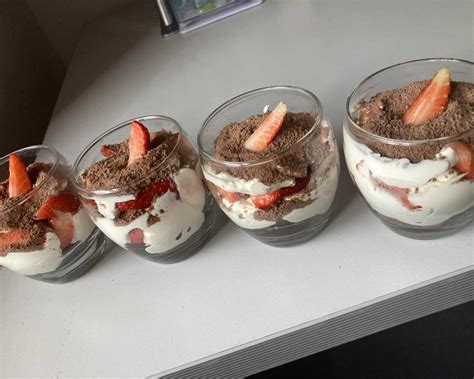 Koláž fotografií jednotlivých krokov prípravy nepečeného koláča s mascarpone a jahodami