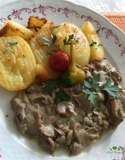 Tradičné servírovanie hovädzieho Stroganova s opekanými zemiakmi