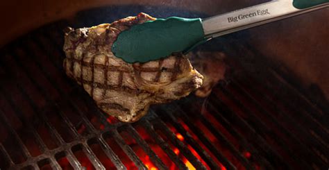 Grilovanie rebier v Big Green Egg