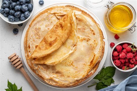 Ilustrácia základných surovín na palacinky a postup miešania cesta