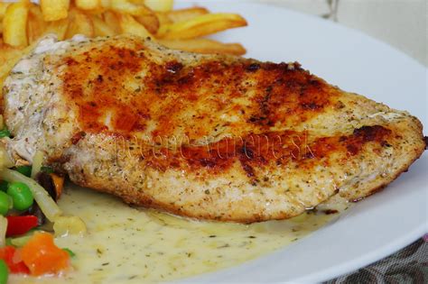 zlatistý kurací steak s krémovou medovo-horčicovou omáčkou a bylinkami