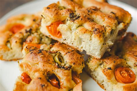 Focaccia s rôznou zeleninou a bylinkami