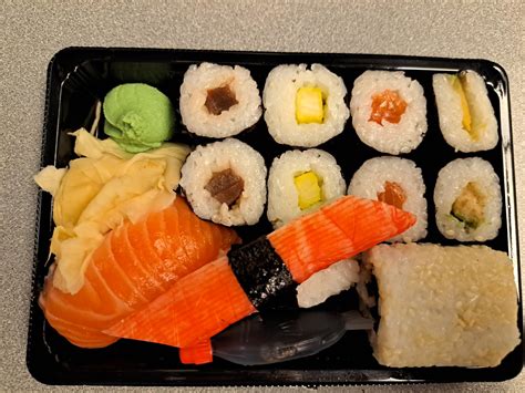 Ukážka sushi setu a pizze