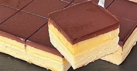 Hotový vaječný krémový koláč s polevou