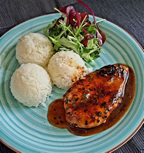 Hotový kurací steak s holandskou omáčkou a dusenou ryžou