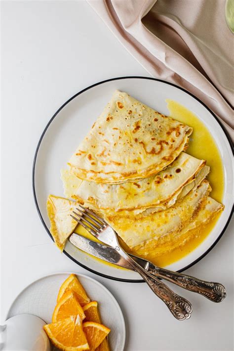 Servírované palacinky s pomarančovou omáčkou