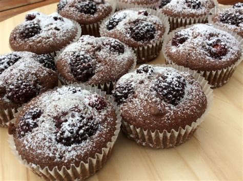 Rôzne druhy muffinov pripravených v muffinovej forme