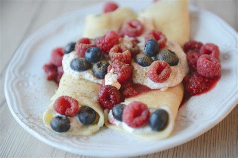 Detailný pohľad na bezmúčne palacinky s tvarohovou plnkou a ovocím