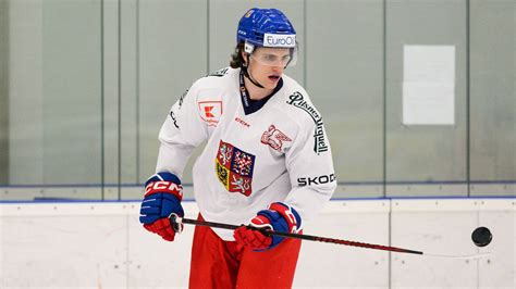 Hokejový obránce Jakub Nakládal