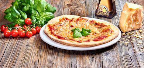 hotová pizza s paradajkovou omáčkou a bazalkou