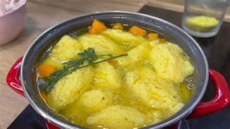 Ilustrácia pridávania tekutiny do polievky