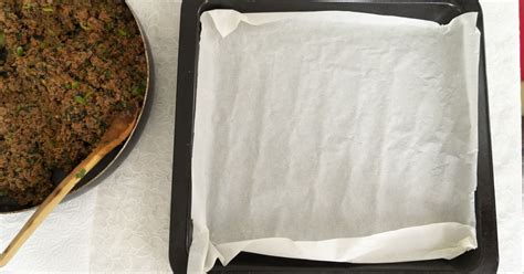 Pokrčený papier na pečenie na plechu