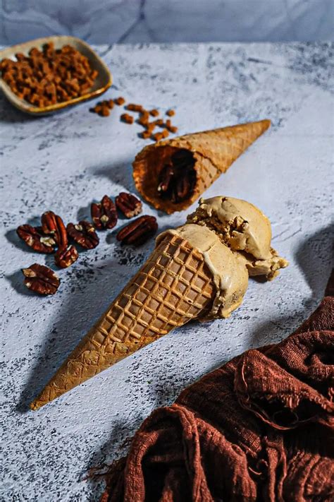 Štýlové servírovanie domácej karamelovej zmrzliny
