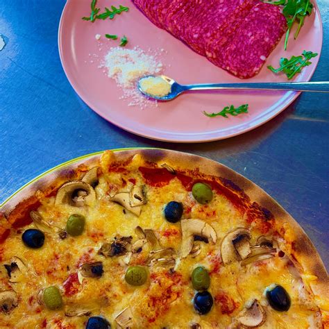 Zákazník si skladá pizzu z rôznych ingrediencií