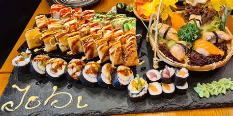 Sushi rolky a nigiri na tanieri