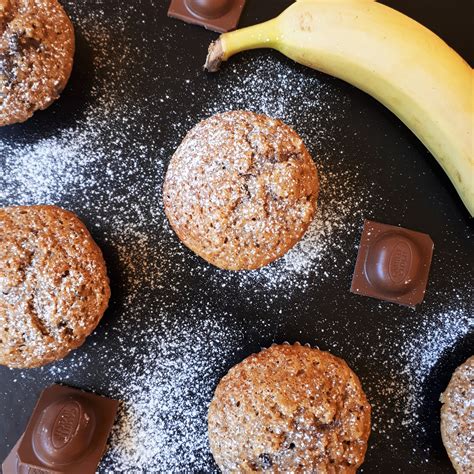 Muffin s kúskami čokolády a jablka na tanieri