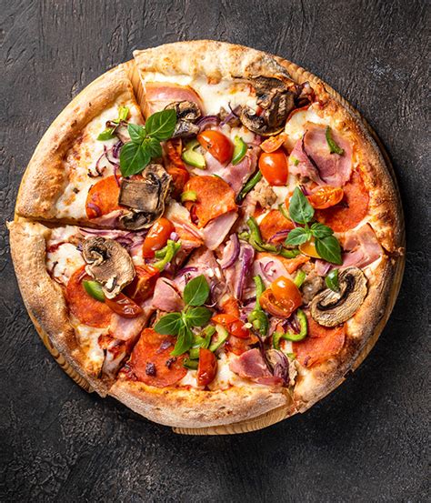 Ilustrácia pizze Rusticana s tradičnými ingredienciami.