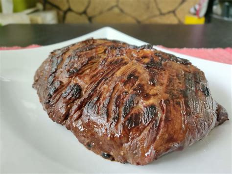 Marinovaný flank steak pripravený na grilovanie