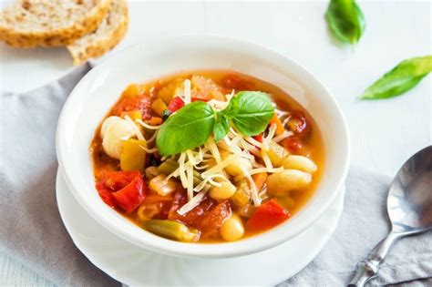 Zeleninová Minestrone polievka s čerstvými bylinkami