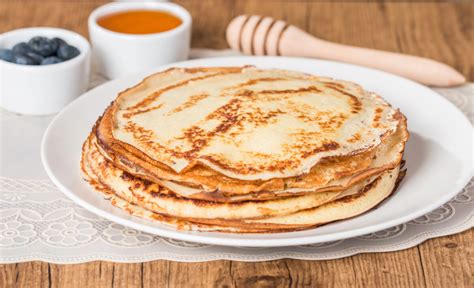Surové palacinkové cesto s metličkou