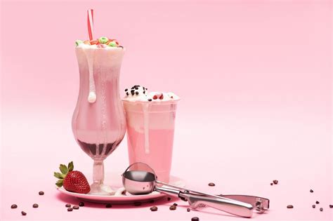 Rôzne malinové nápoje (koktail, limonáda, čaj, mojito)
