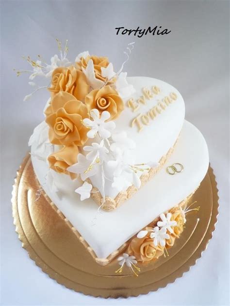 Svadobná torta v tvare srdca s marcipánovými ozdobami