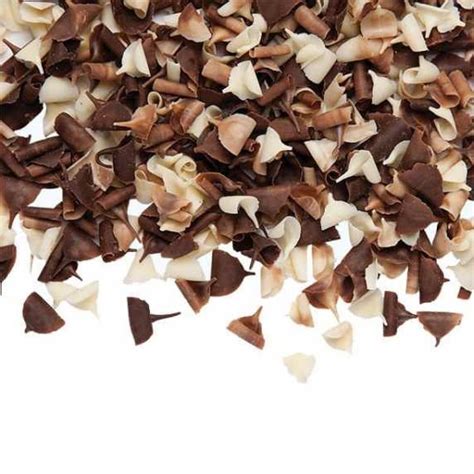 Dekorácie na čokoládovej torty: ovocie a čokoládové hobliny