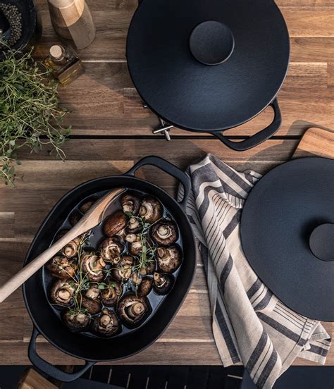 Štýlová kuchyňa s riadom IKEA VARDAGEN
