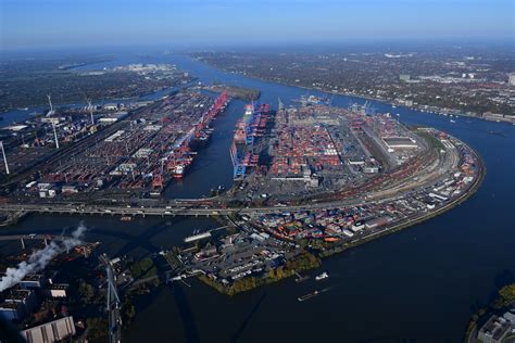 Panoráma Hamburgu s prístavom a mostmi
