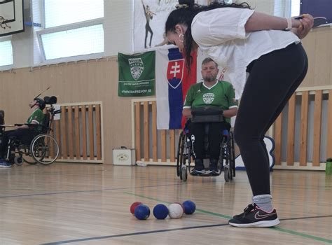 Ľudia hrajúci bowling a jedia pizzu